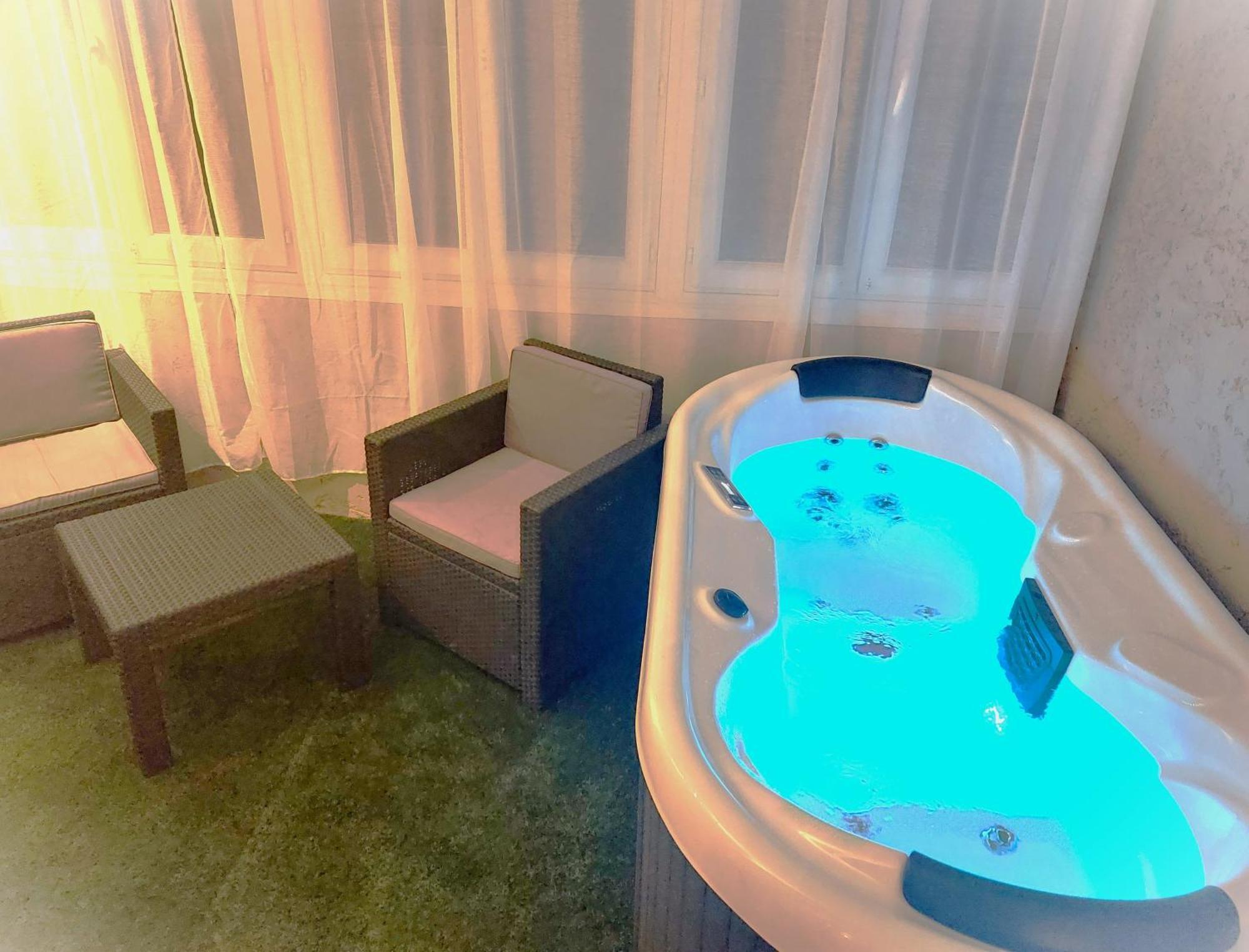 Hotel Les Jardins De Bormes, Sauna & Jacuzzi Dış mekan fotoğraf